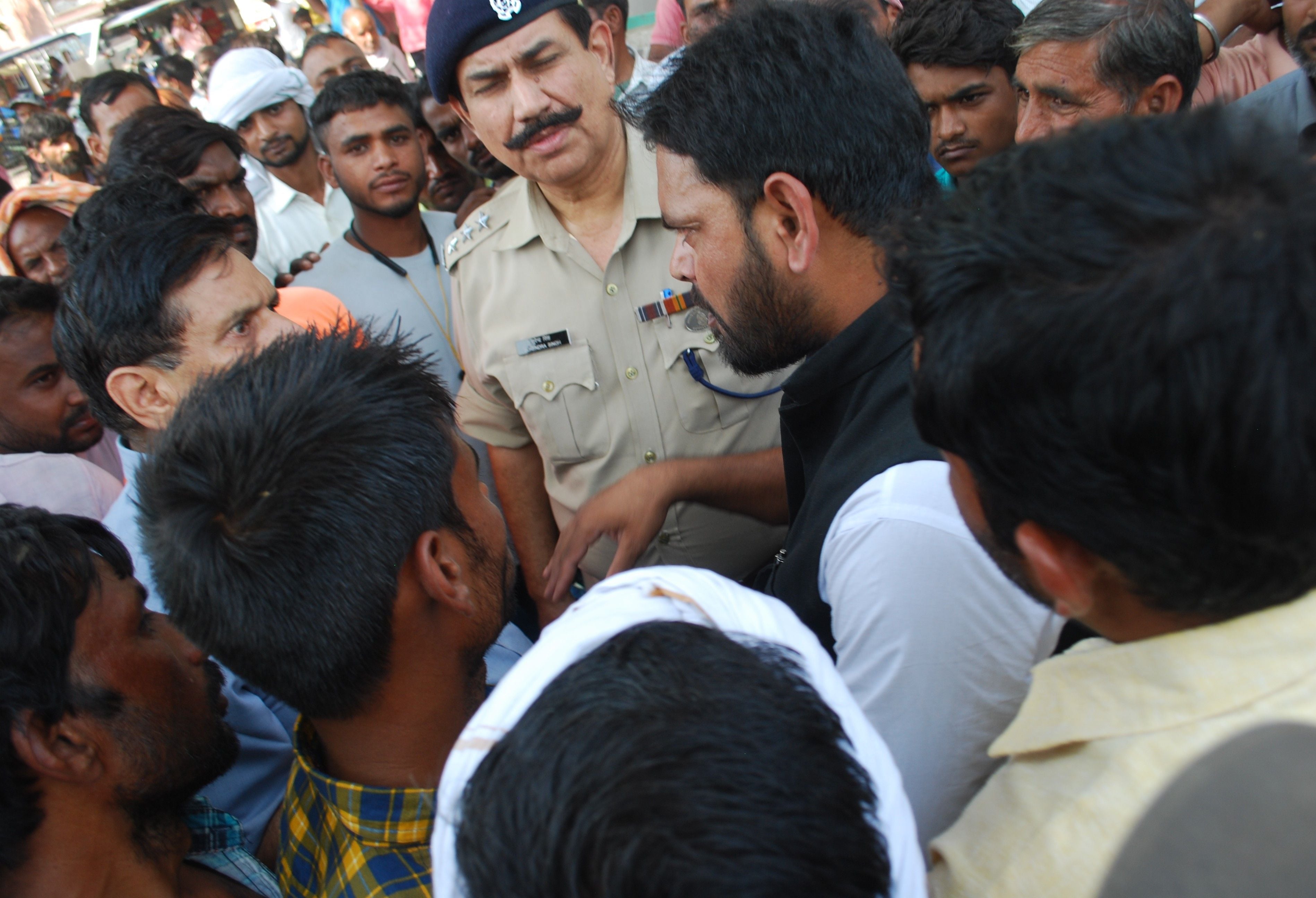 Hathras: First the Palledars, then the farmers blocked the highway