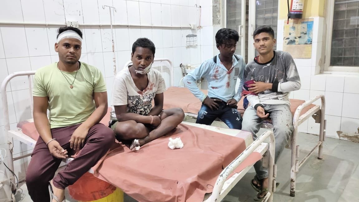 Hathras: Fighting and stone pelting in the ongoing meeting in Valmiki Ashram