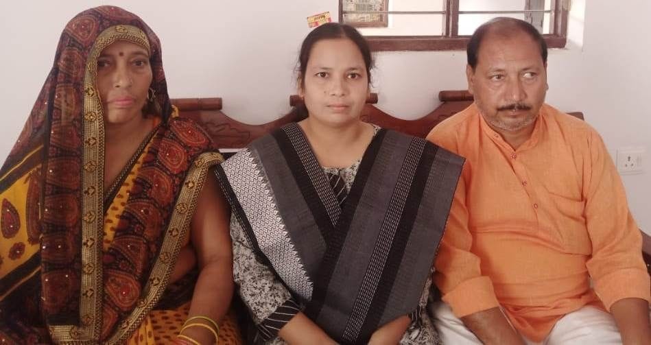 Hathras: Neha Sisodia of village Mangru became Sub-Registrar