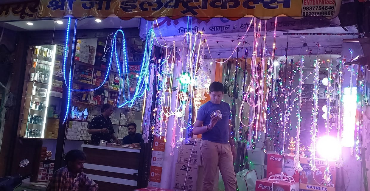 Hathras: Abandoned from China's skirt, Diwali will be illuminated by indigenous