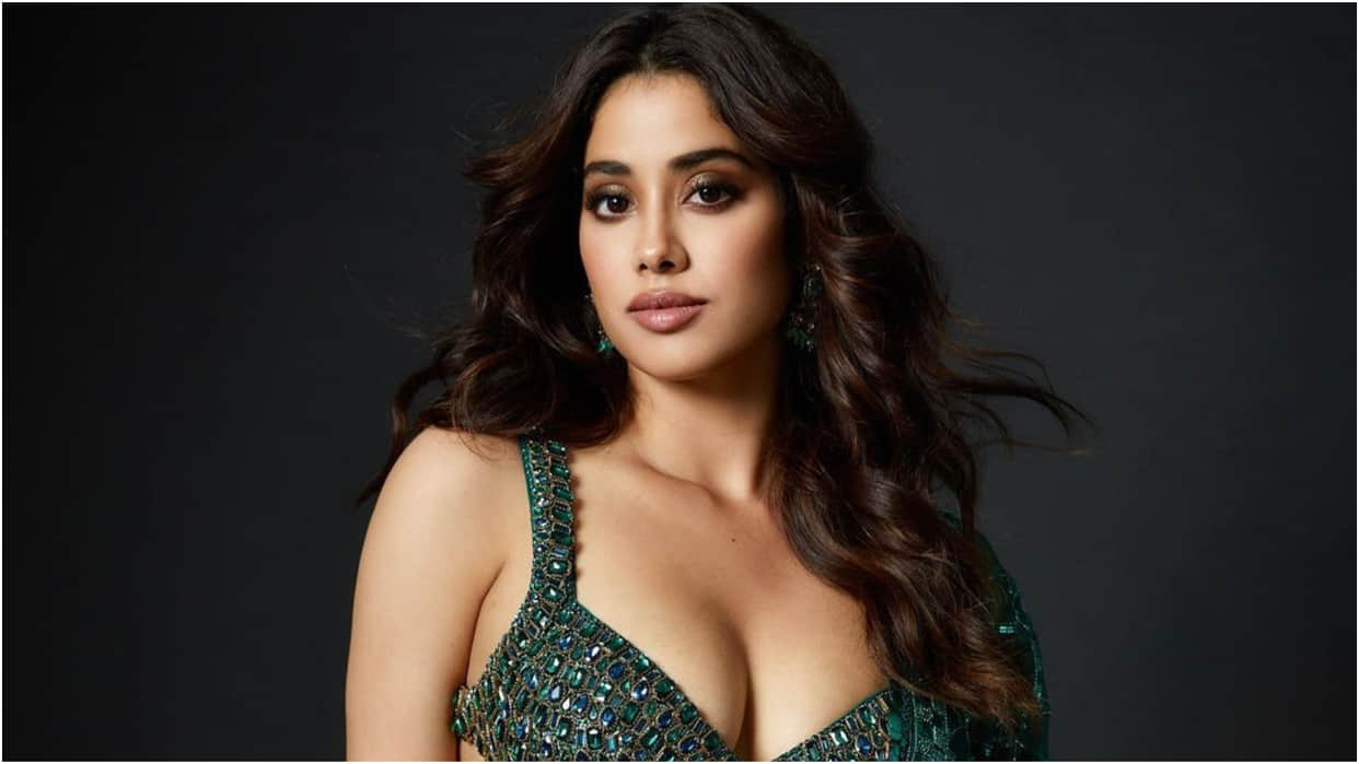 janhvi kapoor in green mermaid lehenga with sultry blouse for manish malhotra diwali party