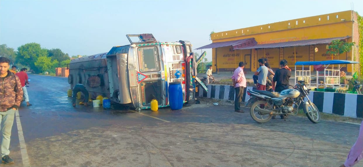 A tanker full of mustard oil overturned by climbing the divider in Banda