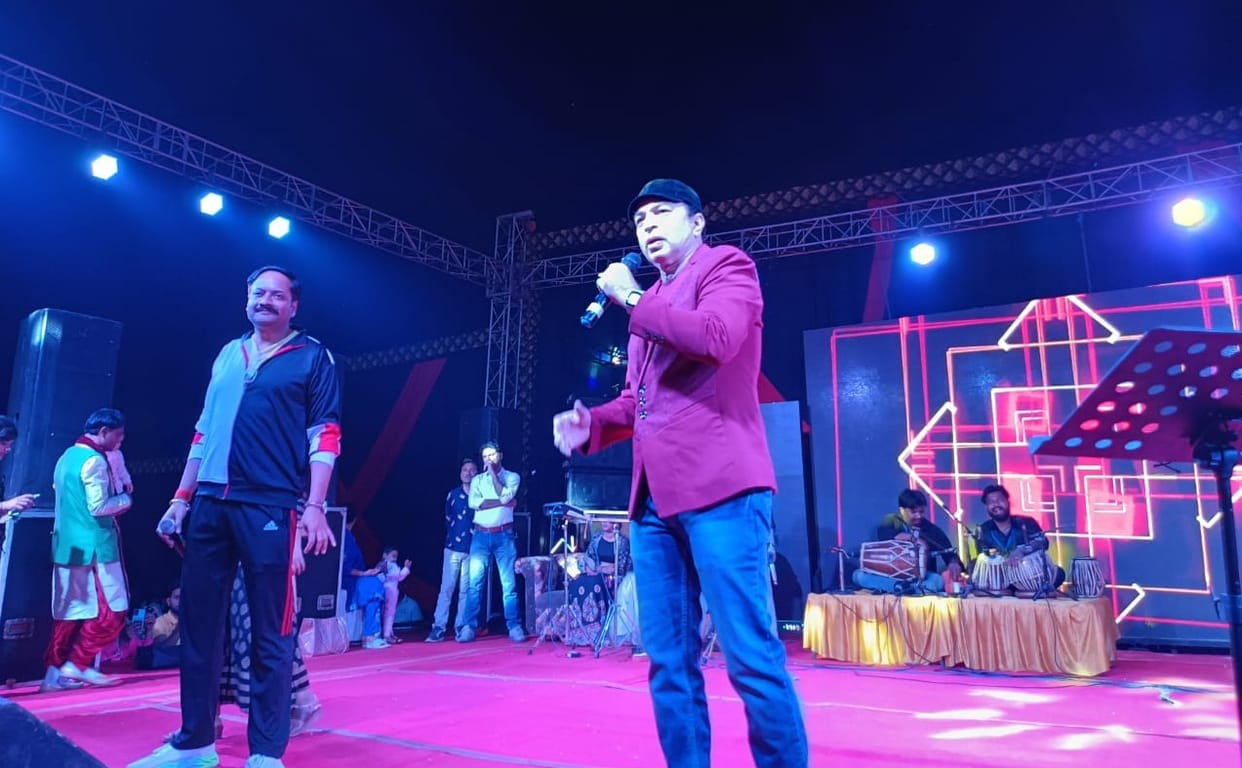 The youth danced to the songs of singer Altaf Raja in the Shaurya Utsav