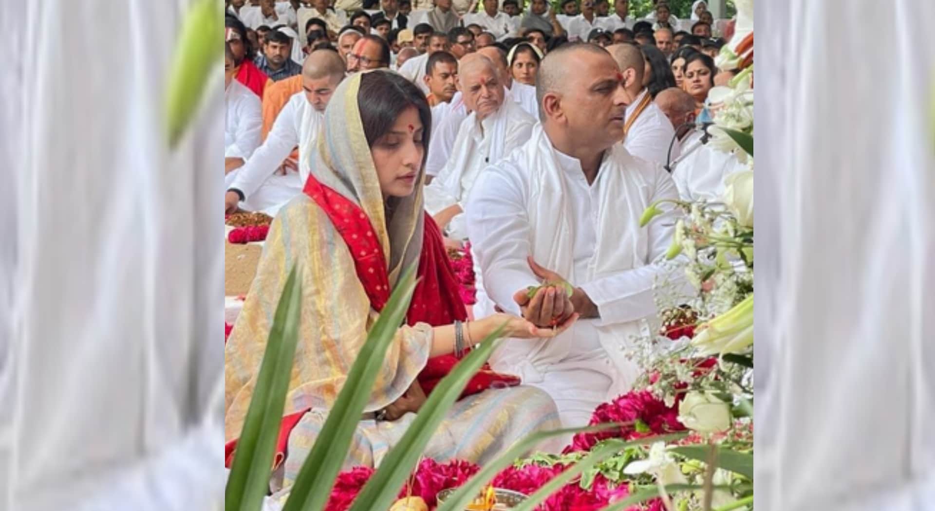 Peace text in memory of Mulayam: Akhilesh-Dimple took blessings by donating food and cow to Brahmins