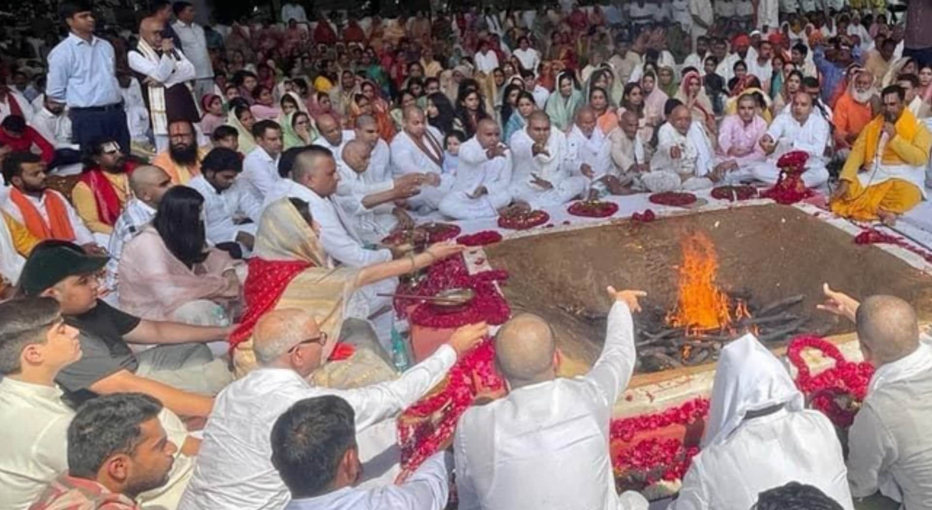 Peace text in memory of Mulayam: Akhilesh-Dimple took blessings by donating food and cow to Brahmins