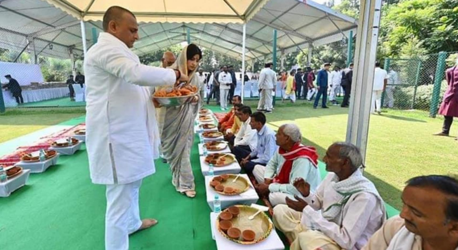 Peace text in memory of Mulayam: Akhilesh-Dimple took blessings by donating food and cow to Brahmins