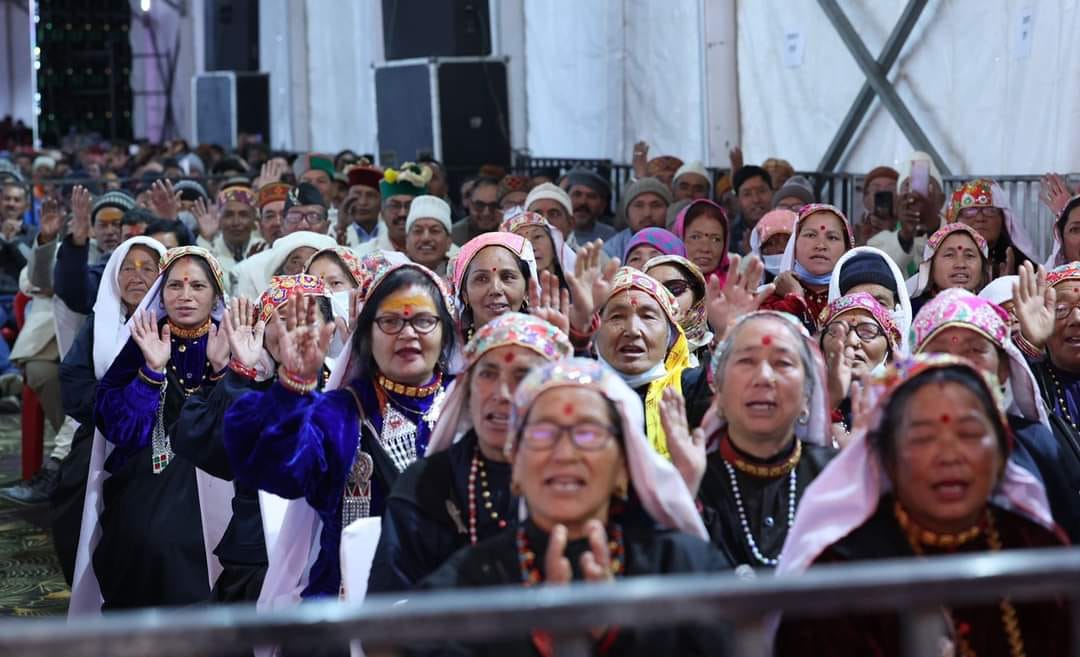 PM Modi in Badrinath Mana Village:   Huge Crowd in pm modi public meeting photos