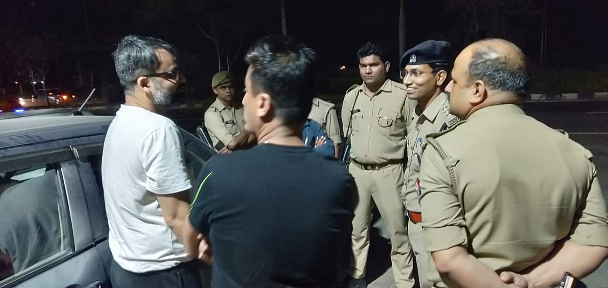 Jewelery worth lakhs stolen by breaking car glass
