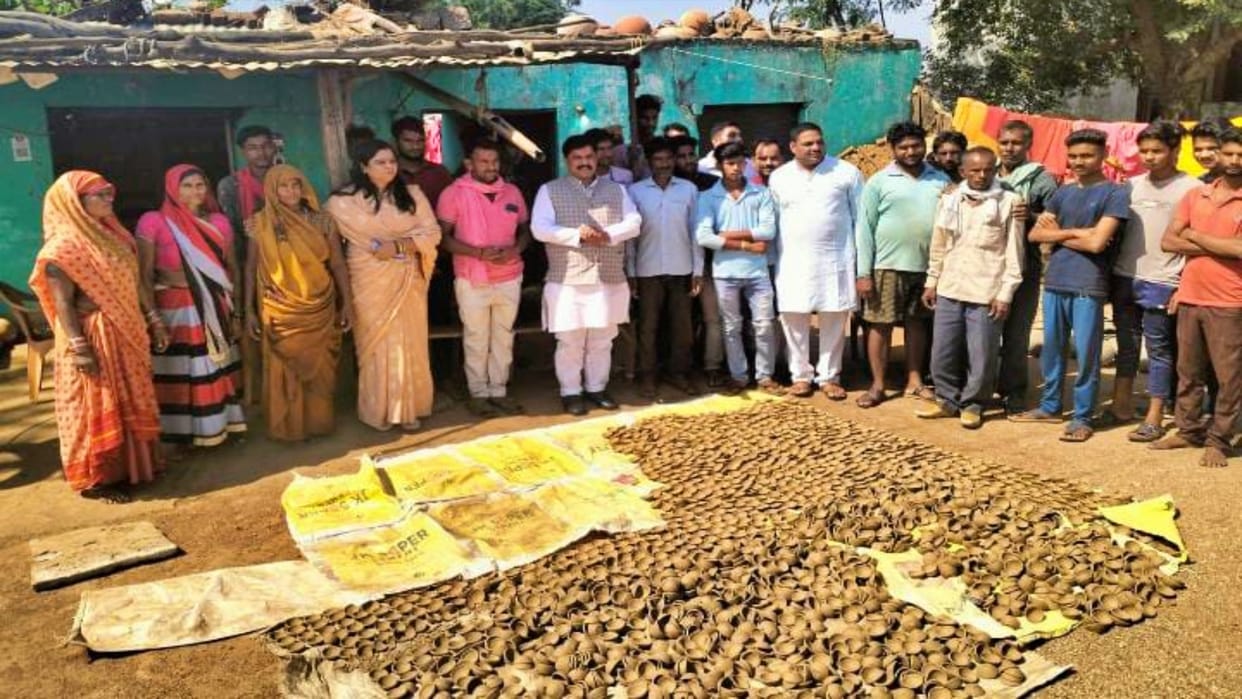 MP KP Yadav reached potter house appealed to the people to buy earthen lamps