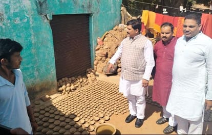 MP KP Yadav reached potter house appealed to the people to buy earthen lamps