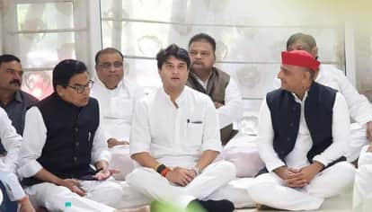 पूर्व मुख्यमंत्री अखिलेश यादव को ढांढस बांधते केंद्रीय मंत्री ज्योरातिदित्य सिंधिया। संवाद