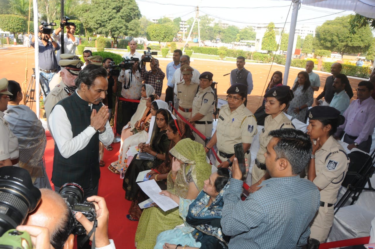 MP News: On Police Commemoration Day, the eyes of the families of the martyrs filled up, DGP paid tribute