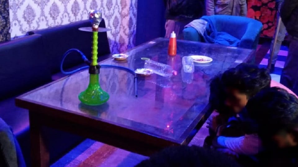Delhi Police expose gambling center in Ashok Vihar 157 people including 36 women arrested