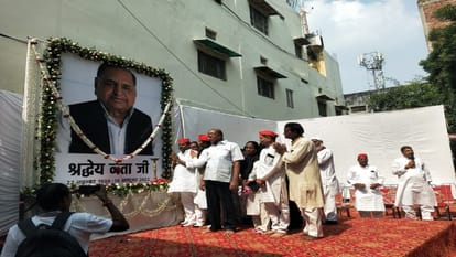 Tribute to mulayam singh yadav by descending into Ganga in banaras SP workers prayed to God with lamp donation