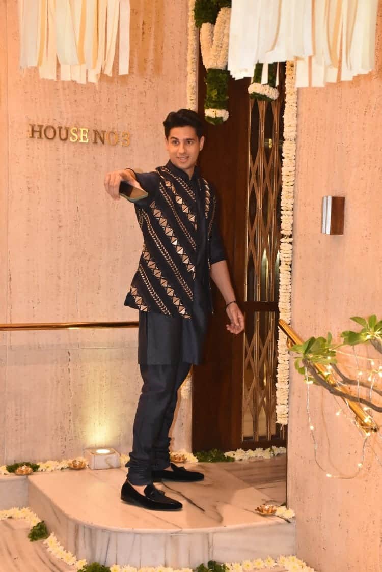 Celebrity Designer Manish Malhotra hosted Diwali party Kiara advani Varun Dhawan karan johar inside photos