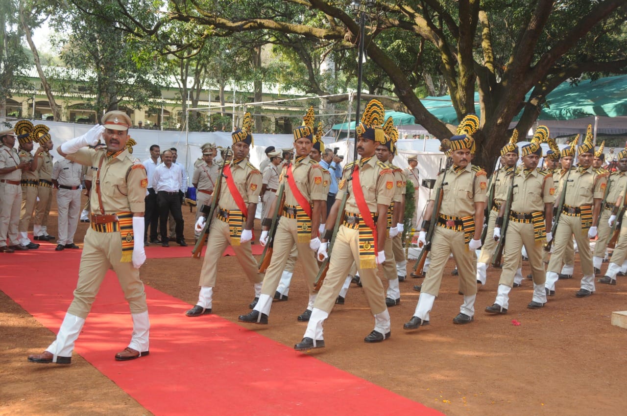 MP News: On Police Commemoration Day, the eyes of the families of the martyrs filled up, DGP paid tribute
