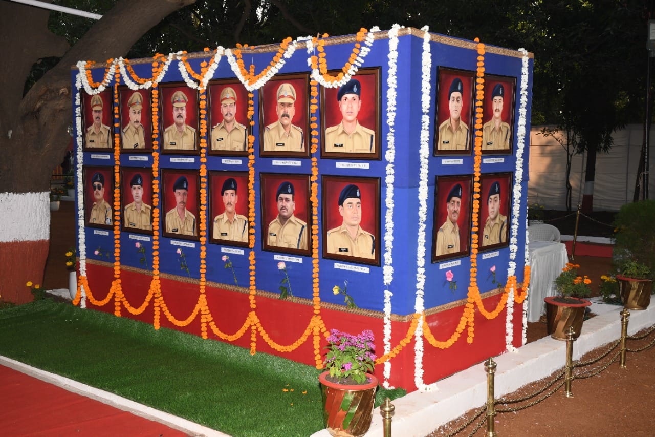 MP News: On Police Commemoration Day, the eyes of the families of the martyrs filled up, DGP paid tribute