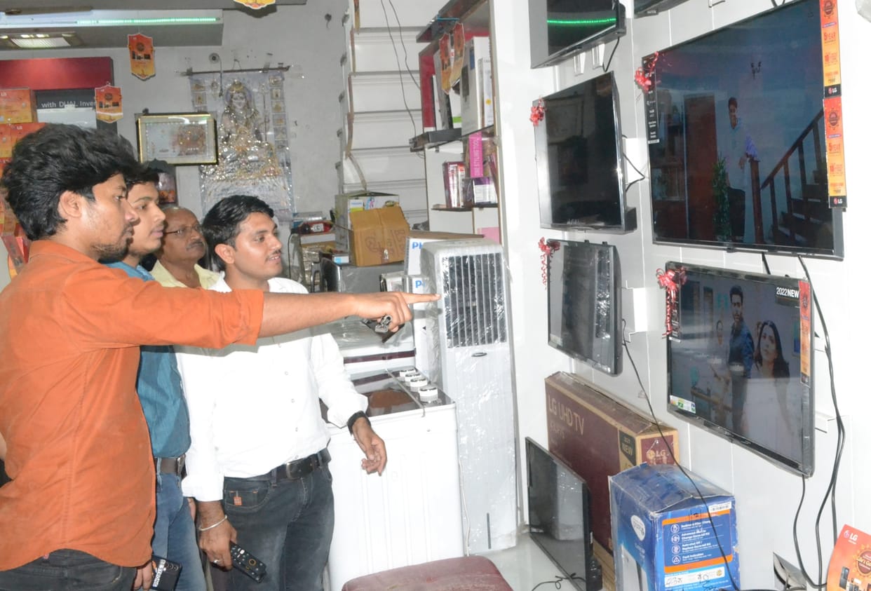 Electronics market buzzing, waiting for Dhanteras