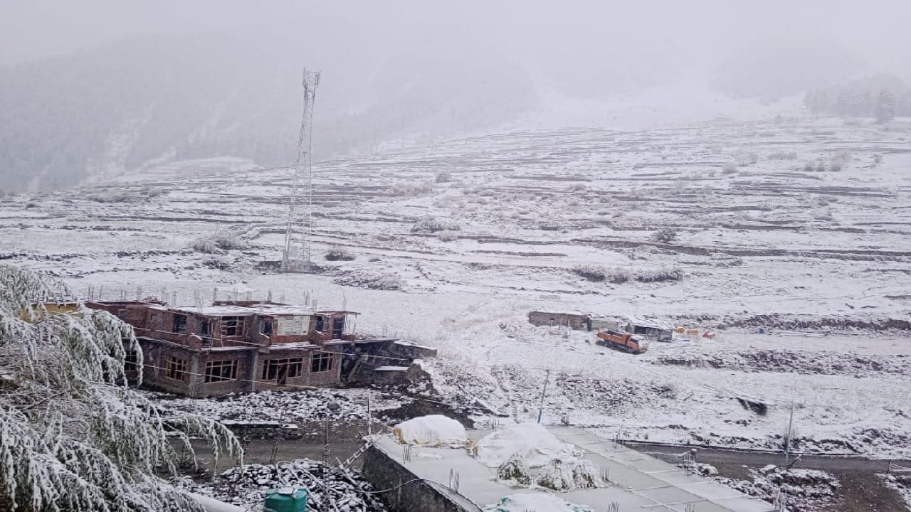 Snowfall Himachal, The residential areas of Lahaul covered the snow cover, the first snowfall of the season i