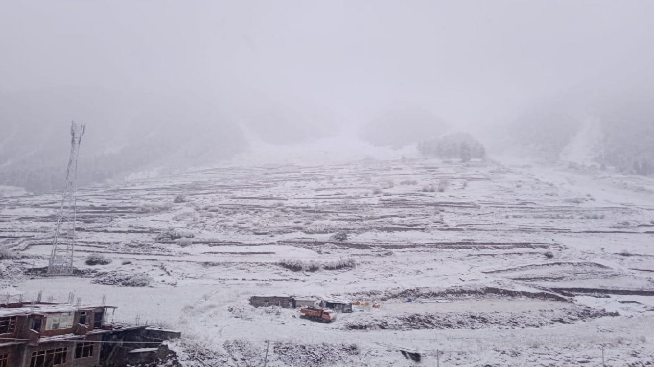 Snowfall Himachal, The residential areas of Lahaul covered the snow cover, the first snowfall of the season i