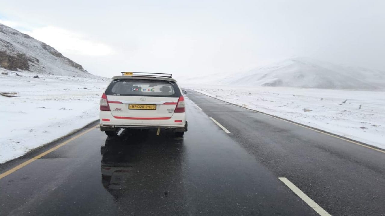 Snowfall Himachal, The residential areas of Lahaul covered the snow cover, the first snowfall of the season i