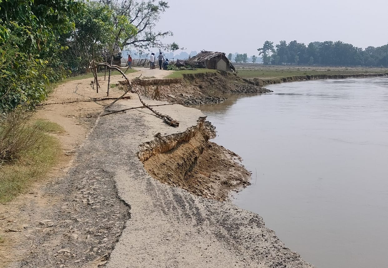 The descending flood became fatal, 16 died out of 18 submerged so far
