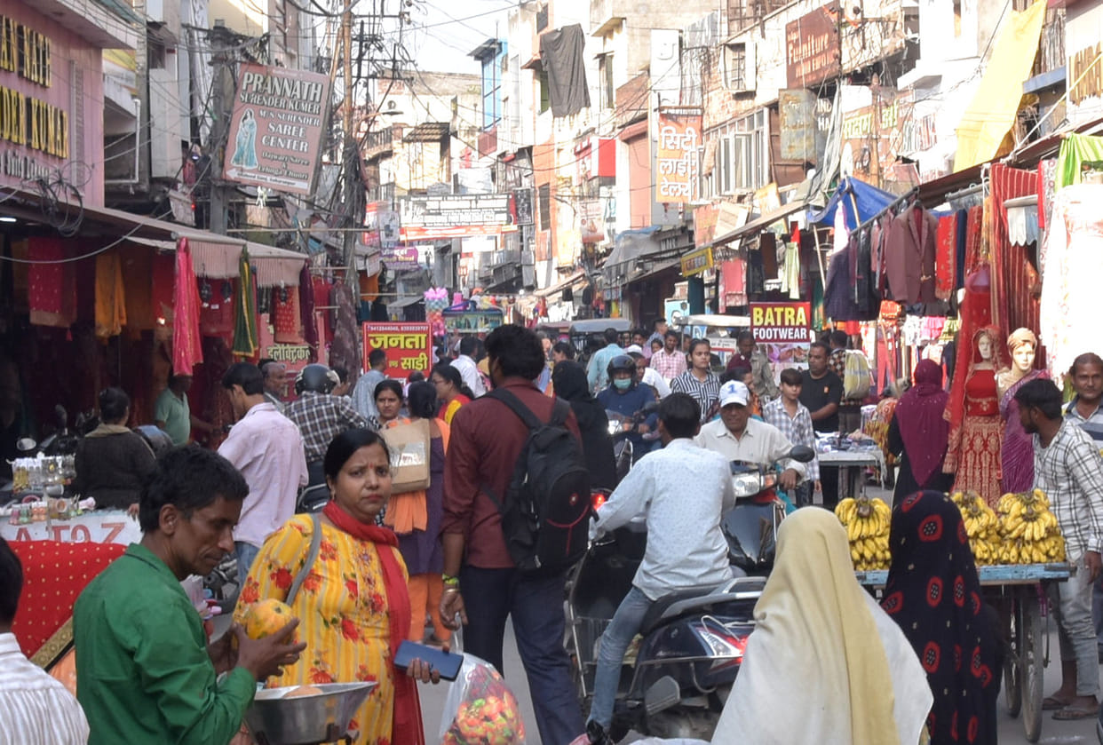 Market buzzes in the hope of money