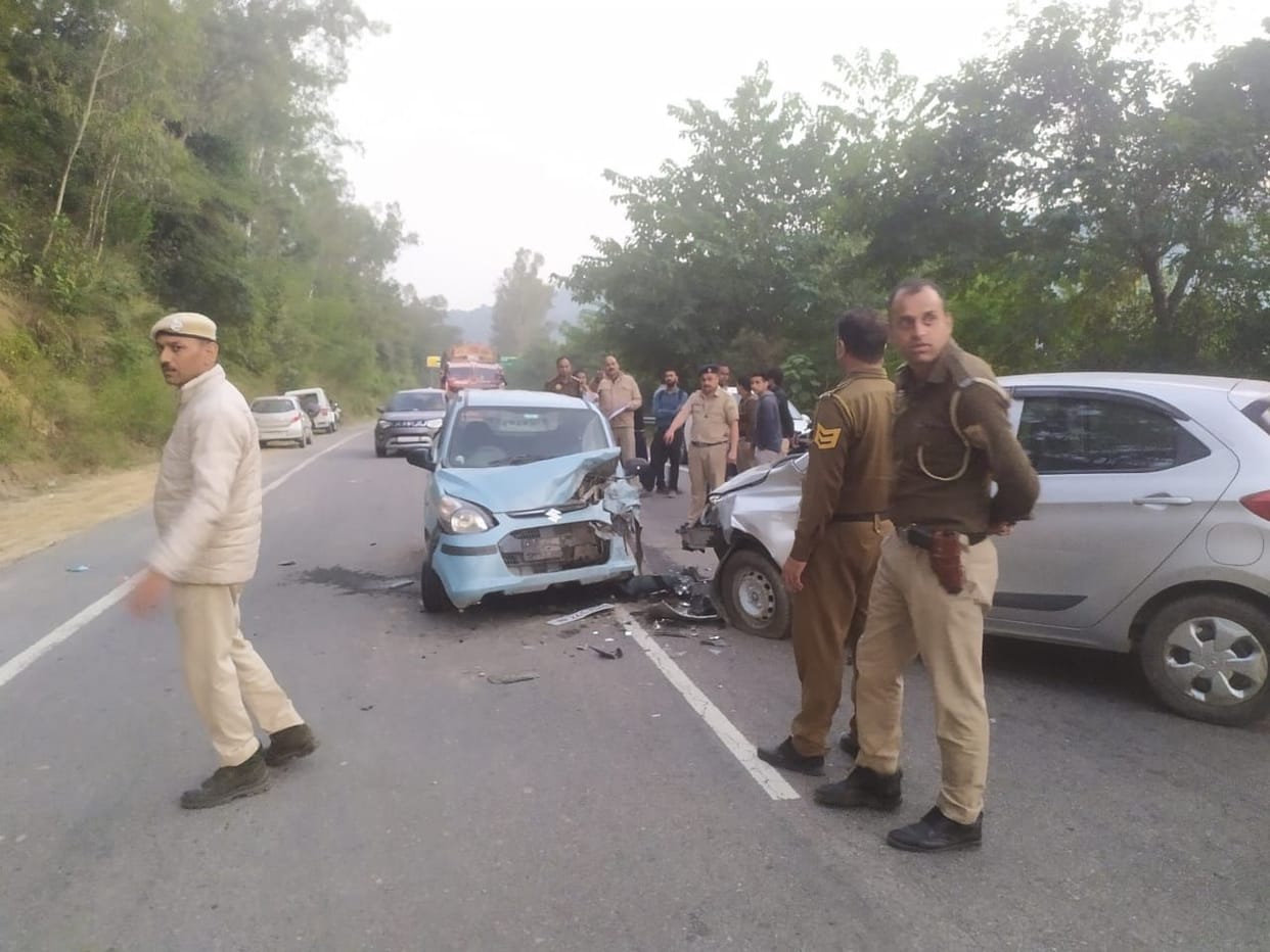 Speed car road accident in bharari bilashpur, five people injuired