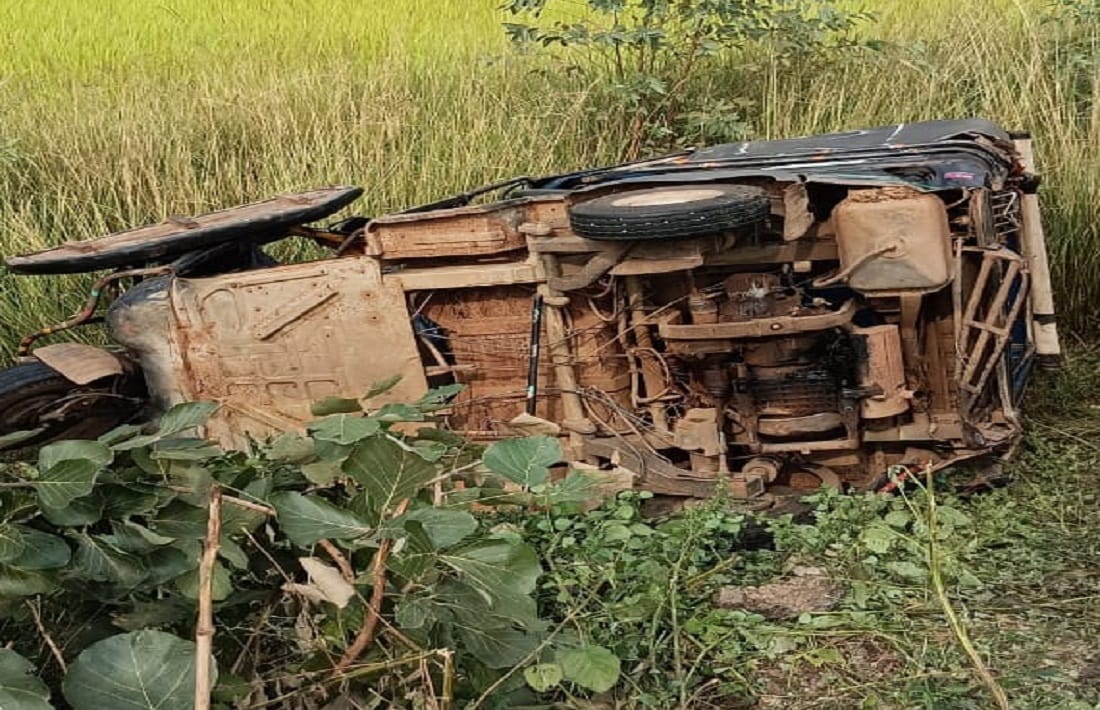 Road accident in mirzapur Auto overturned after overspped car collision 11 passengers injured