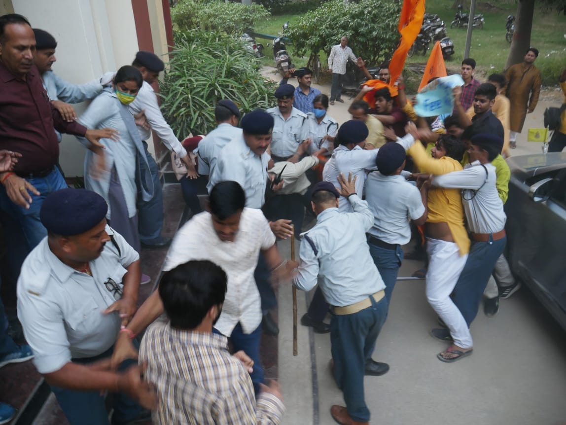 BHU Fee Hike Huge uproar by ABVP workers protest by climbing on Vice Chancellor vehicle
