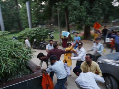 BHU Fee Hike Huge uproar by ABVP workers protest by climbing on Vice Chancellor vehicle