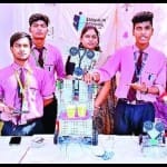 प्रदर्शनी में एविएटर रोबोट दिखाते विद्यार्थी