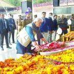 श्रीनगर में पुलिस स्मृति दिवस कार्यक्रम में श्रद्धांजलि देते एलजी मनोज सिन्हा