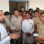 जानकारी लेती पुलिस।