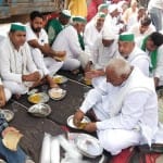 धरने पर बैठे किसान।