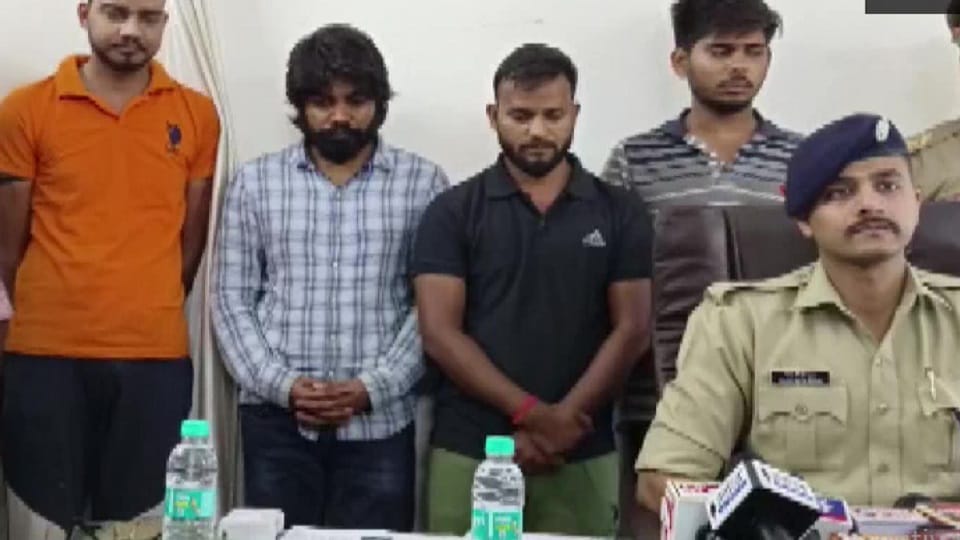 Noida : Blackmailing gang busted by making MMS of lovers in hotel