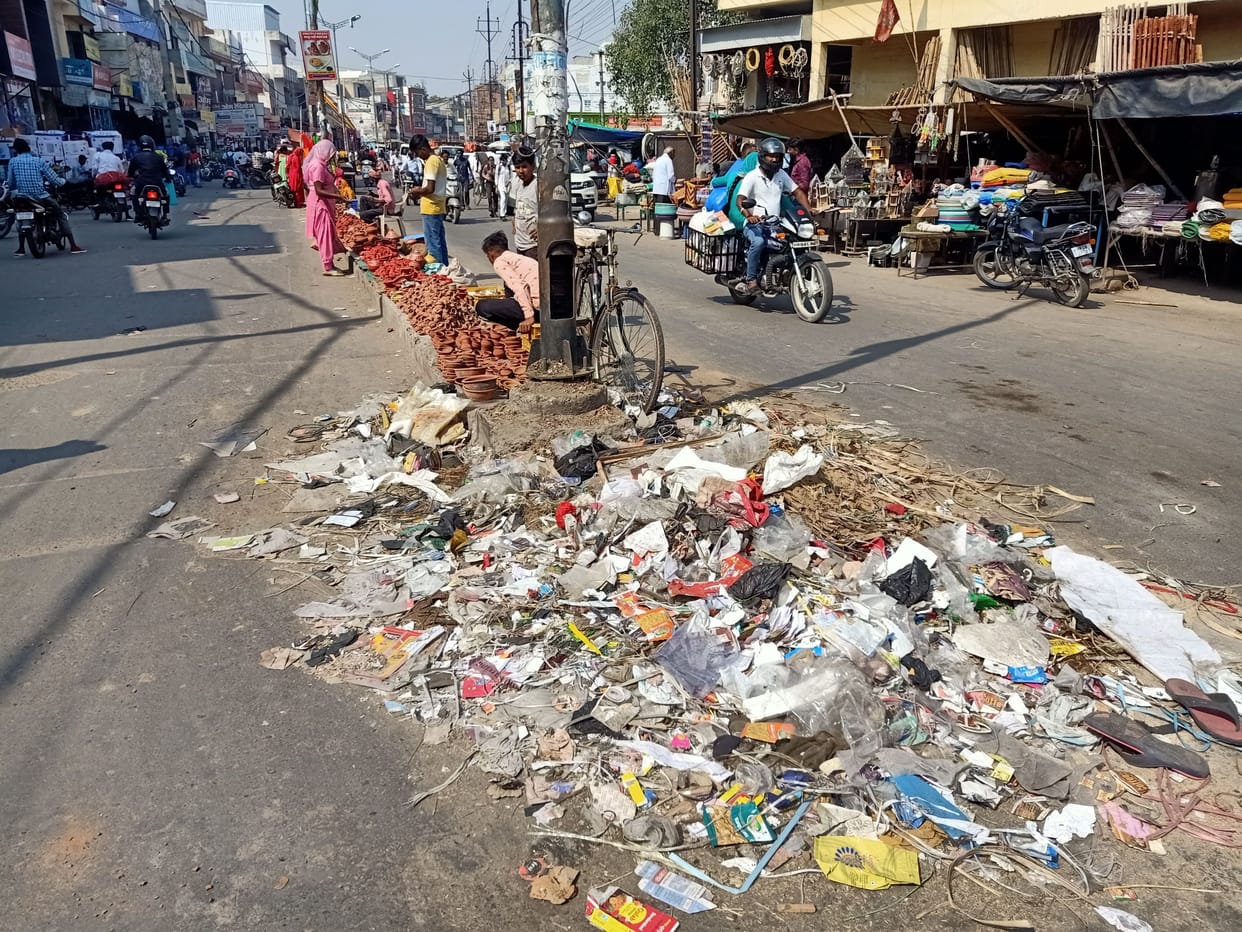Garbage heaps in the city due to strike