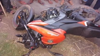 रायगढ़ में हादसा, तीन दोस्तों की मौत: तेज रफ्तार बाइक पर सवार थे चार युवक, अनियंत्रित होकर भारी वाहन से भिड़ी हादसे के बाद सड़क पर पड़ी बाइक। (सांकेतिक फोटो)