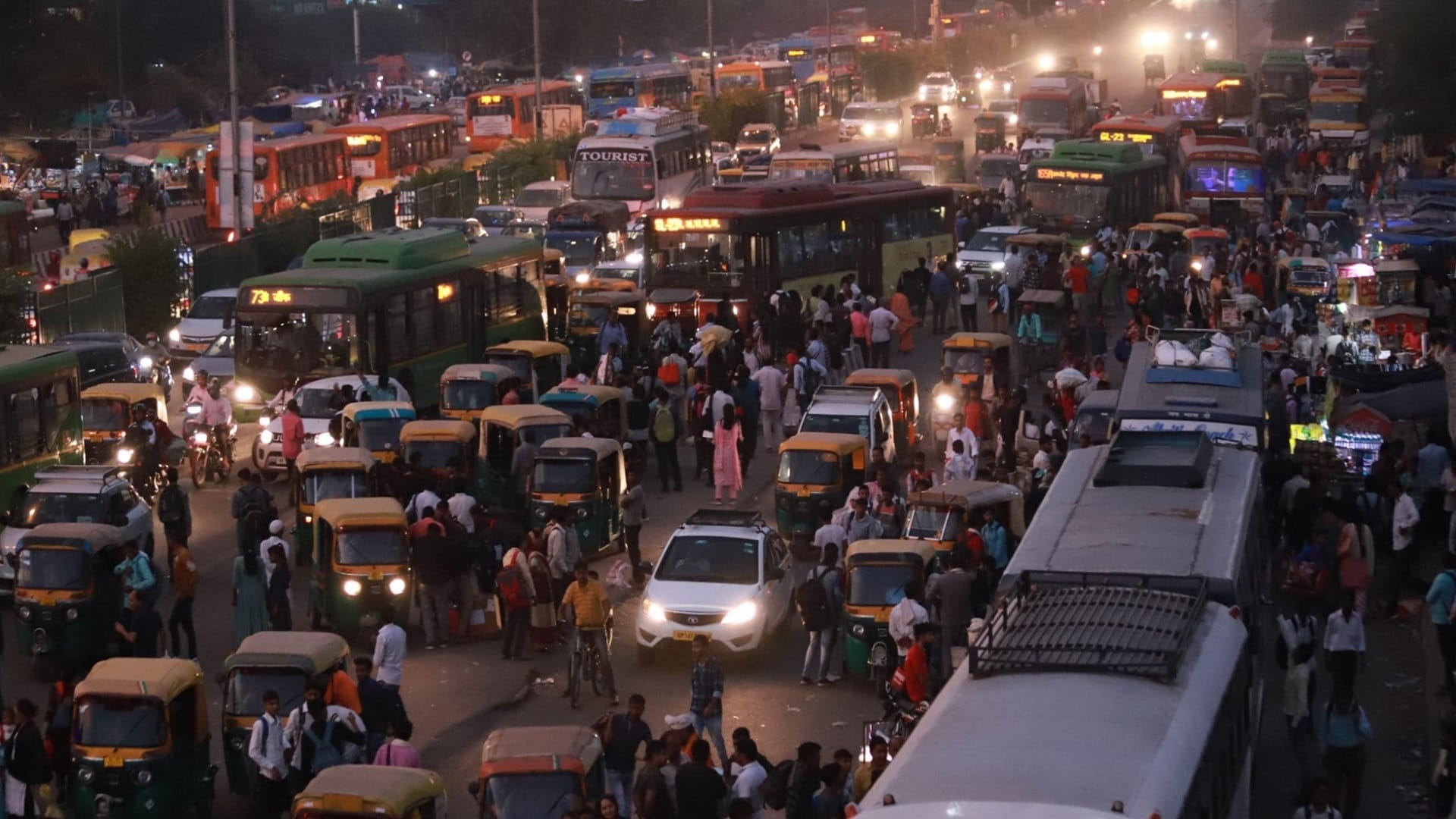 Delhi: Ahead of Diwali, there is jam in the national capital, no breathing space at bus stations.