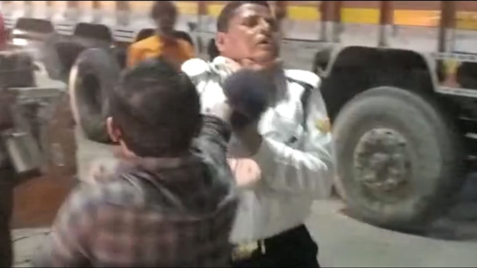 truck driver got angry beat up  traffic policeman on middle road in etah