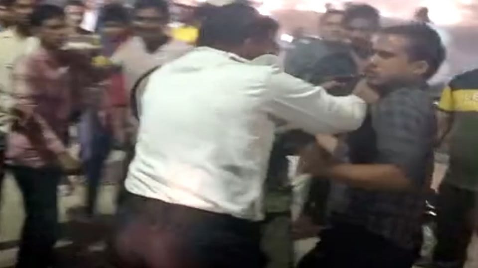 truck driver got angry beat up  traffic policeman on middle road in etah
