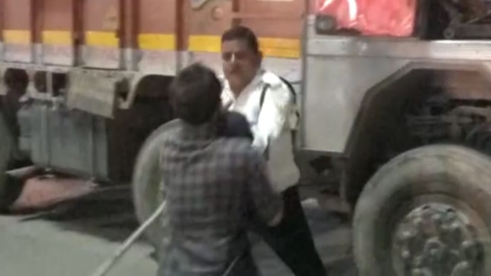 truck driver got angry beat up  traffic policeman on middle road in etah