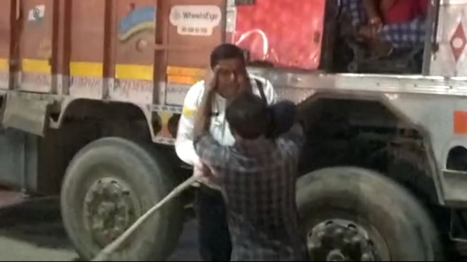 truck driver got angry beat up  traffic policeman on middle road in etah