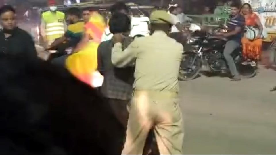 truck driver got angry beat up  traffic policeman on middle road in etah