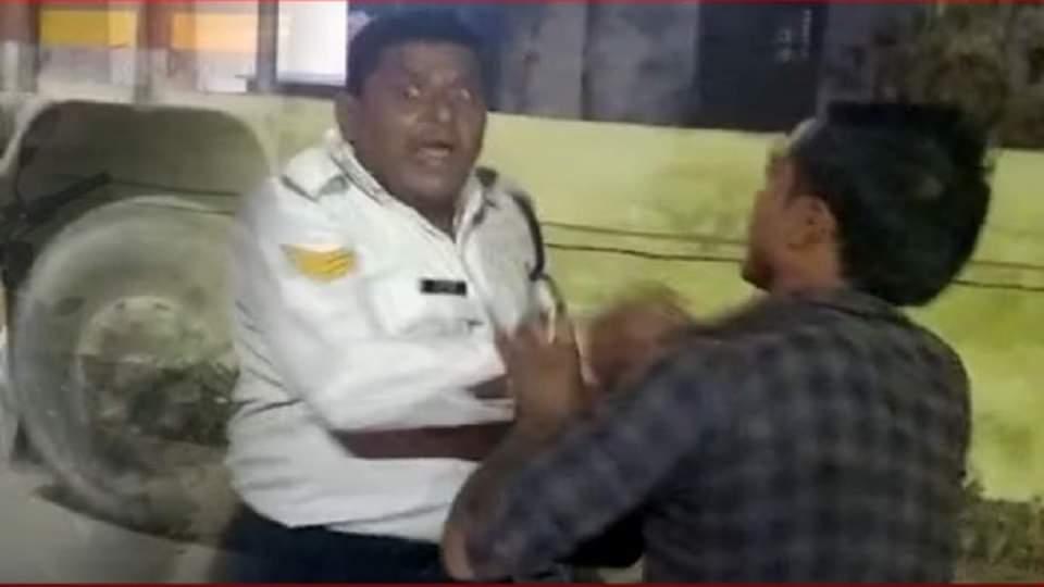 ट्रक चालक और सिपाही