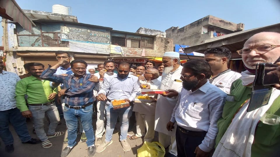 Traders of Tajganj got 3 months deferment happiness sweets were distributed
