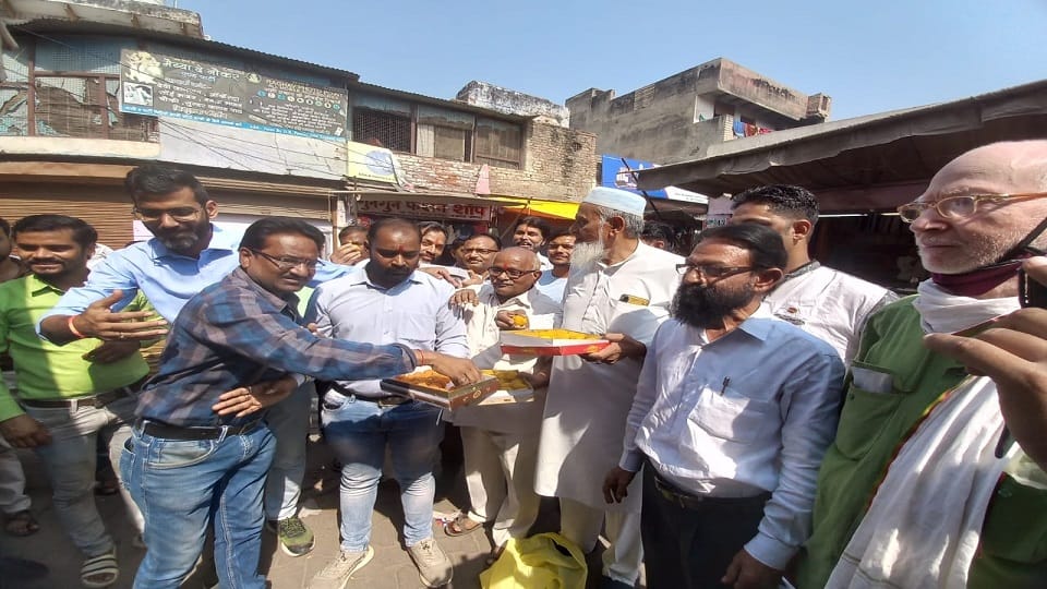 Traders of Tajganj got 3 months deferment happiness sweets were distributed