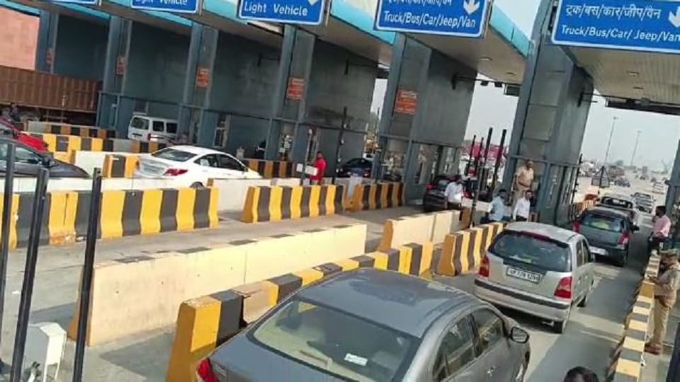 Traffic Jam Before Diwali On Agra Lucknow Expressway Toll Free For 2000 Vehicle