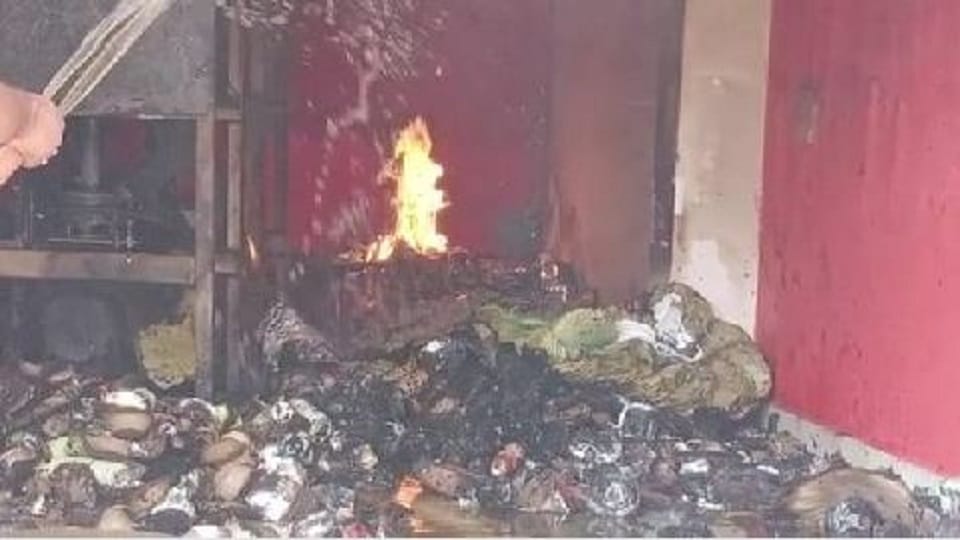 Fire broke out in Dona-Patal shop on Banke Bihari temple road Mathura