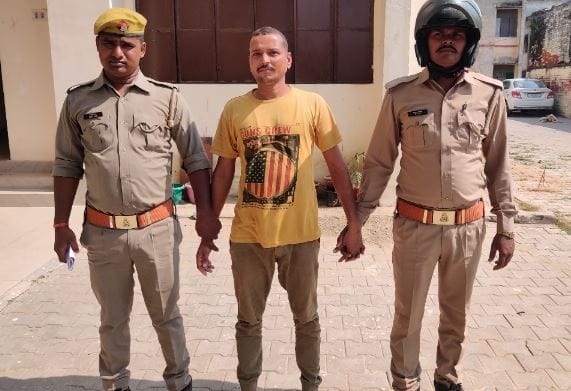 Fake PRO of Home Ministry arrested in Azamgarh police recovered two fake identity cards